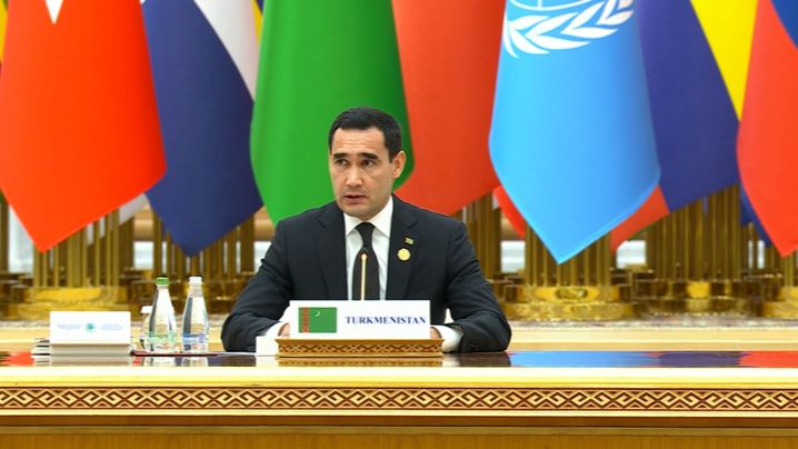 Бердымухамедов перешел на русский на форуме, посвященном году мира и доверия