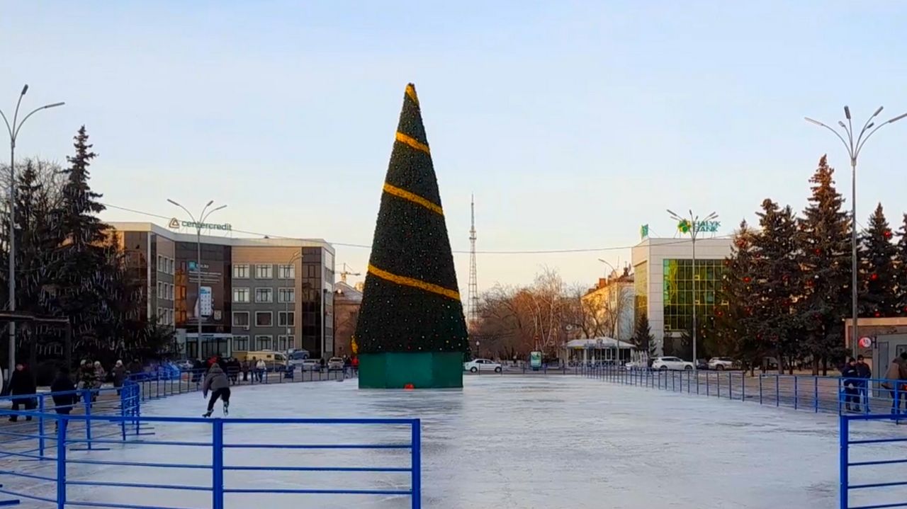 Петропавловск. Декабрь 2025. Новогодняя ёлка и каток на площади