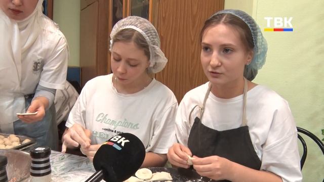 Кулинарный поединок без границ: люди с инвалидностью соревновались в лепке пельменей