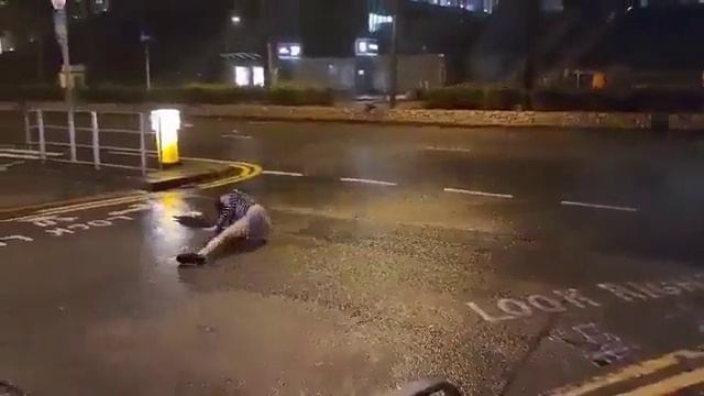 Супертайфун сносит людей