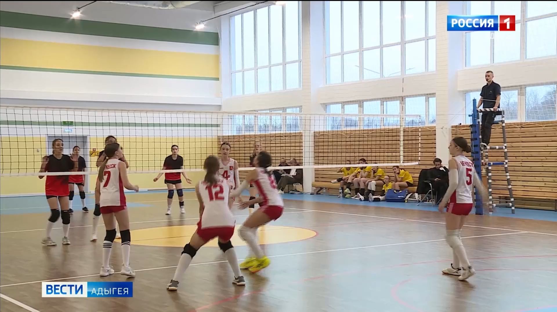 Предновогодний турнир по волейболу собрал в Майкопе 16 команд из разных городов России