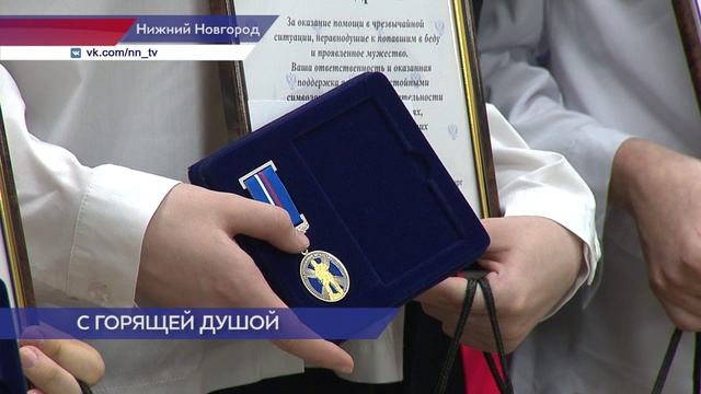 В День Конституции сенаторы РФ Ольга Щетинина и Александр Вайнберг вручили паспорта школьникам