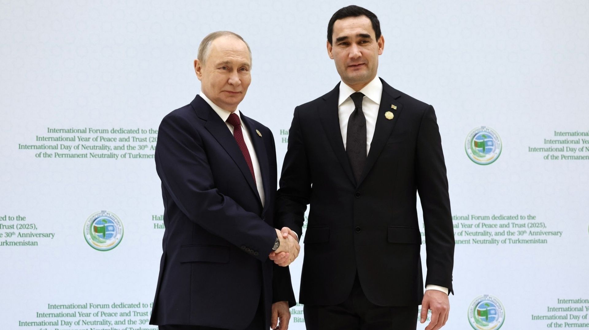 Владимир Путин поздравил Сердара Бердымухамедова с Международным форумом мира в Ашхабаде