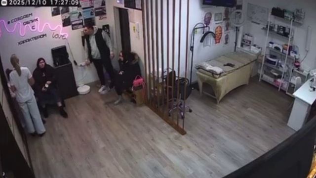 Российскую блогершу-разоблачительницу косметологов жёстко избили и вышвырнули из салона красоты