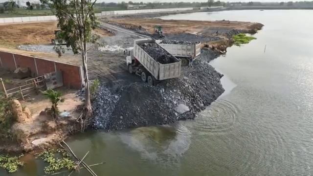 Ничего себе Грандиозный обвал!! Огромное оборудование Работает, Забивая Шахту Камнями,