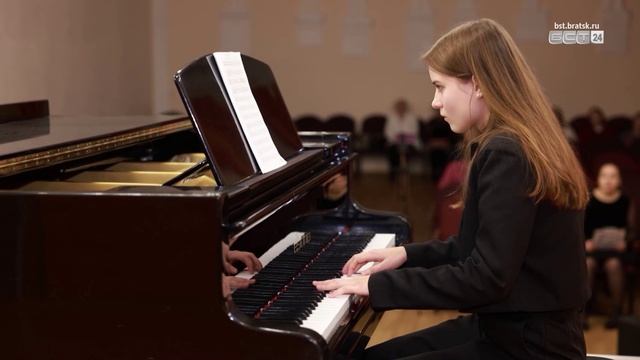 «Что-то родное и тёплое»: как в Братске вспомнили первостроителей под звуки гитары и стихи Евтушенко