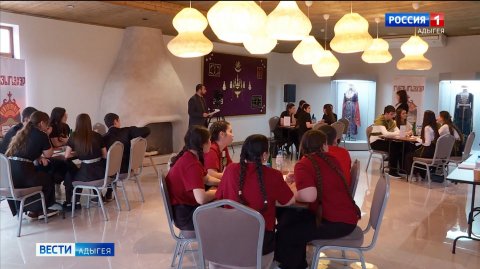 В республиканском центре прошел полуфинал викторины на адыгейском языке "Умники и умницы"