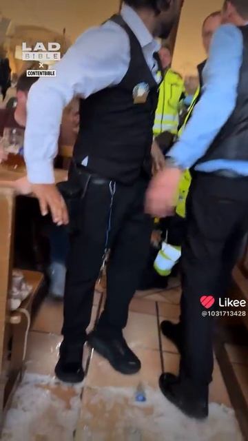 Ой как обидно🤪Столько пива🤣#несмешно #пиво #упал #алкоголь #пивбар #юмор #смешно