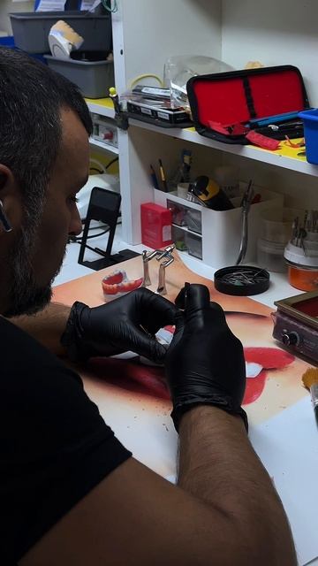 Думаешь, стать техником - это про лёгкие коронки и красивые улыбки?
Ха-ха, щас! 👀

На деле - гипс,