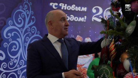 Глава КЧР Рашид Темрезов снял с «Елки желаний» 9 шаров с новогодними детскими мечтами