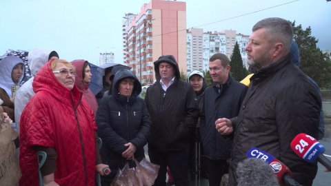 На проспекте Античный организуют временный проходы к новой дороге для жителей улицы Челнокова