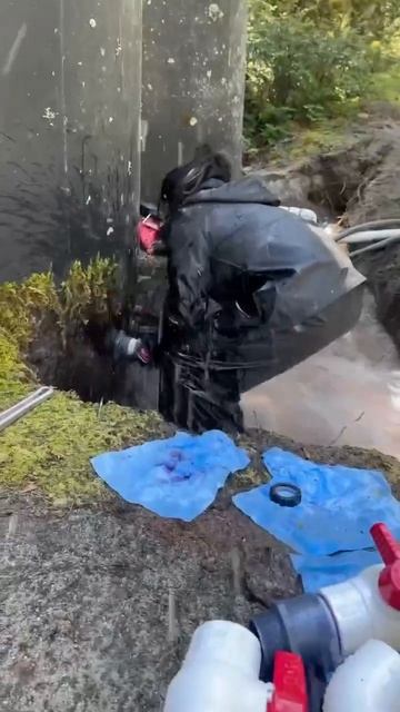 Девушка самостоятельно исправила утечку воды в трубе, без помощи мужчин.