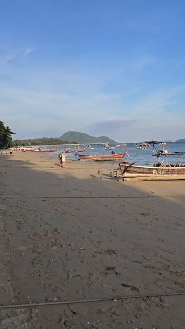 Море и лодки Пхукета | За спиной слышно, как на французском говорят чёрнокожие