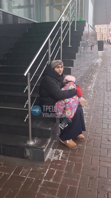 😱 «Женщина морозит своего ребенка на улице ради милостыни на Гончарова»