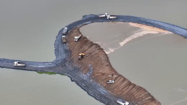 Удивительное Зрелище: Колесный Погрузчик И 25-Тонные Самосвалы заливают Воду песком