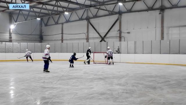 Айхальцы открыли хоккейный сезон матчем между двумя поколениями