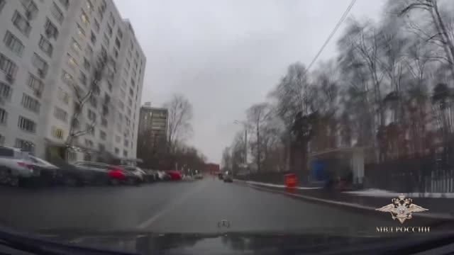 Бдительный таксист не дал аферистам украсть у пенсионерки около трех миллионов рублей