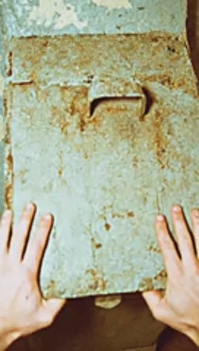 Это нашли в мусоропроводе.. К.О.Н.Т.У.Р.