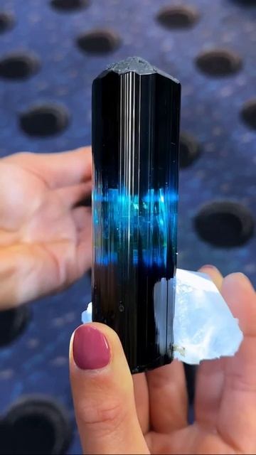 Уникальный кристалл турмалина
