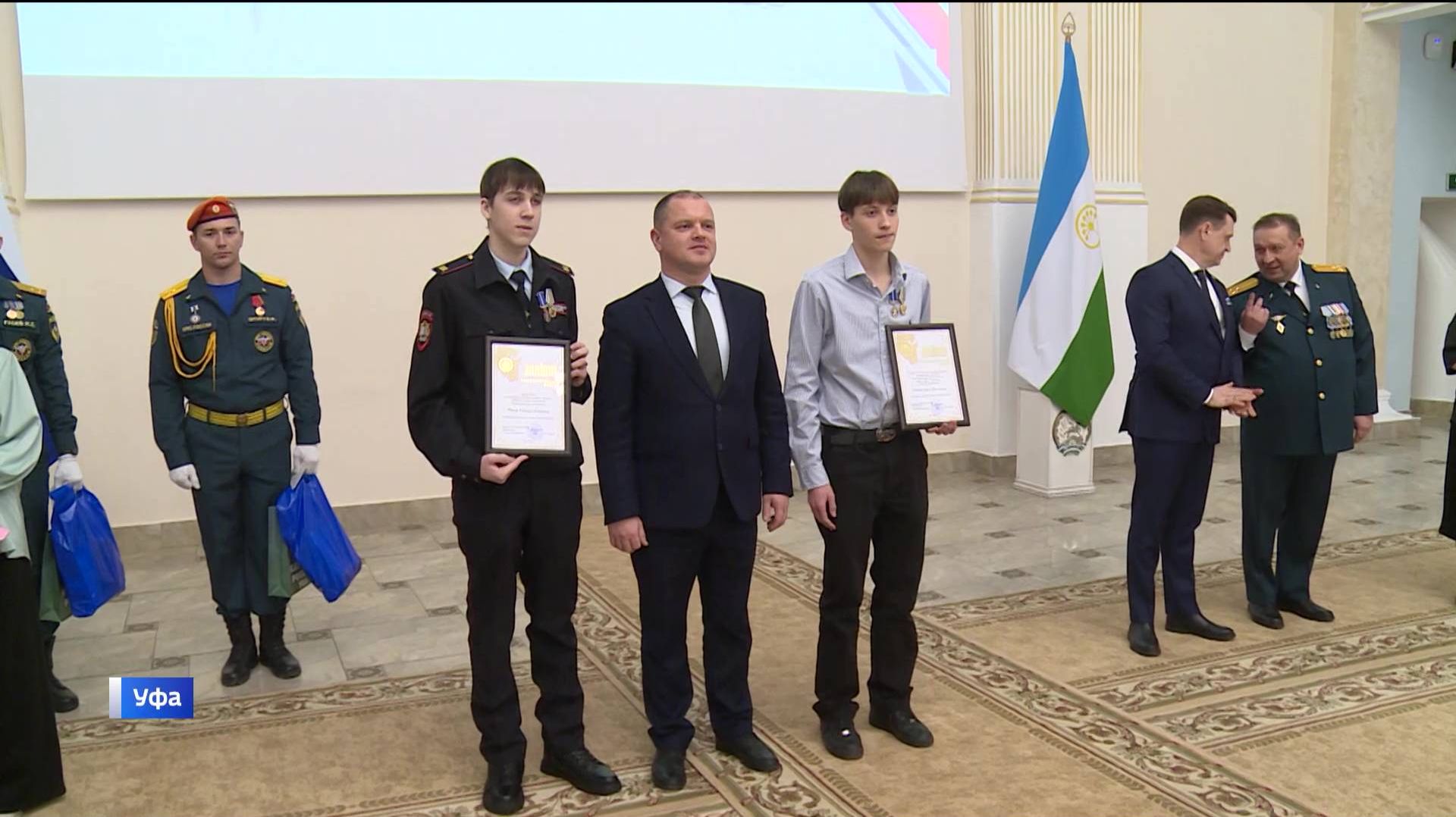 В Уфе наградили мужественных жителей и журналистов, освещающих деятельность МЧС