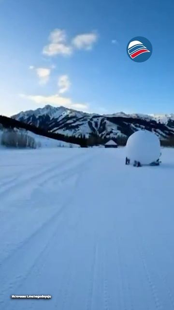 В США слепили гигантский снежный ком диаметром 13 метров