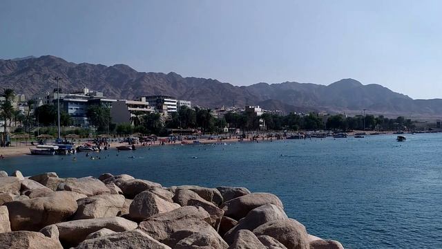 Вид с моря на Акабу,пляж и флагшток!