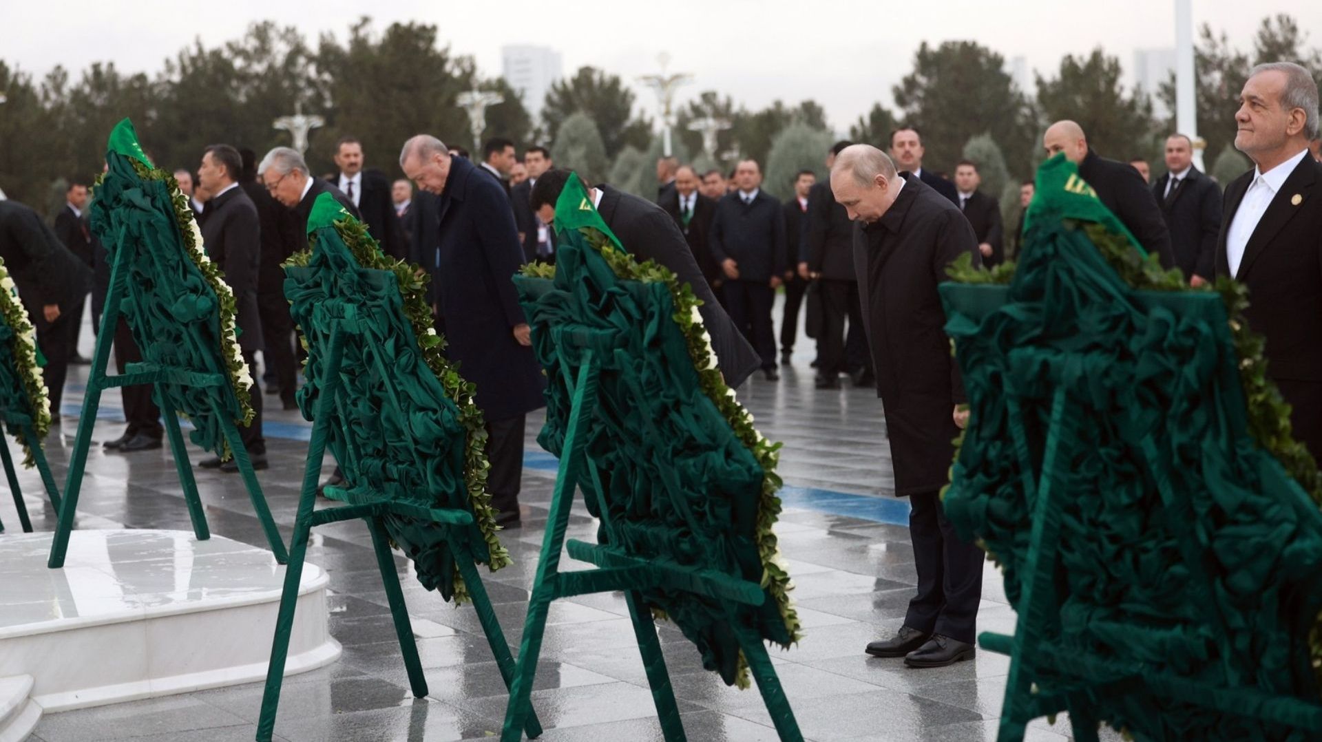 Лидеры ряда стран возложили венки к Монументу Нейтралитета Туркменистана в Ашхабаде