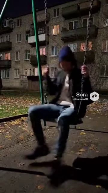 Этот двор мне до каждой песчинки знаком