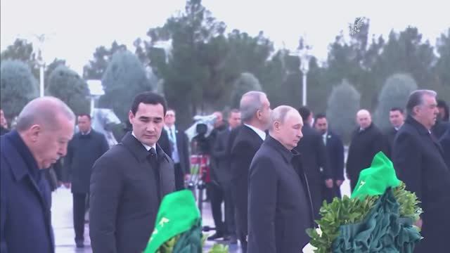 Владимир Путин церемония возложения венков к Монументу Нейтралитета Туркменистана, Ашхабад, 12.12.25