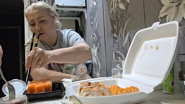 ЗАКАЗАЛИ РОЛЛЫ И ПИЦЦ! НАВЕРНО ПРИБОЛНЛА!