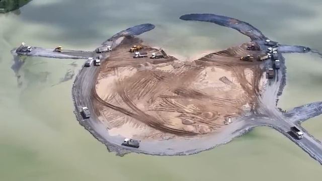 Хорошая работа с колесным погрузчиком, который толкает и наполняет озеро, командная работа, самосвал