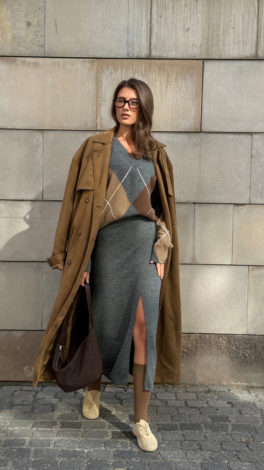 Думаете, юбка откровенна для офиса? Покажу, что нет