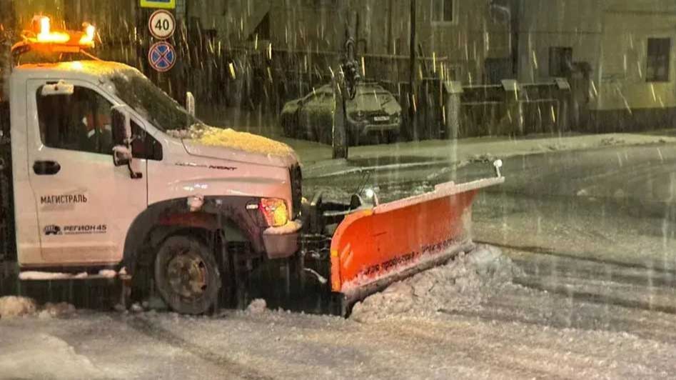 В горах Сочи очищают улицы от снега