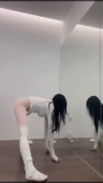 Красотка в лосинах садится на шпагат с красивой фигурой и попой