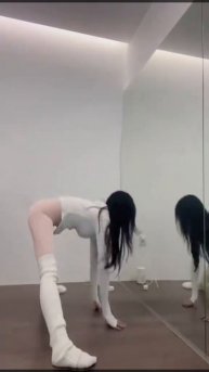 Красотка в лосинах садится на шпагат с красивой фигурой и попой