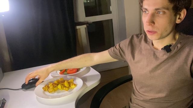 Домашняя картошка и свежий салат — обед мечты