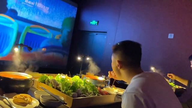 Кинотеатр, где подают еду прямо во время сеанса