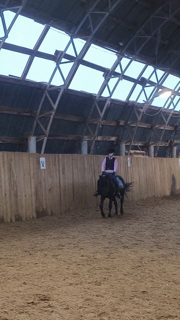 Даша и Наоми, плечо по стенке.