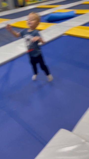 МАКС прыгает на батуте