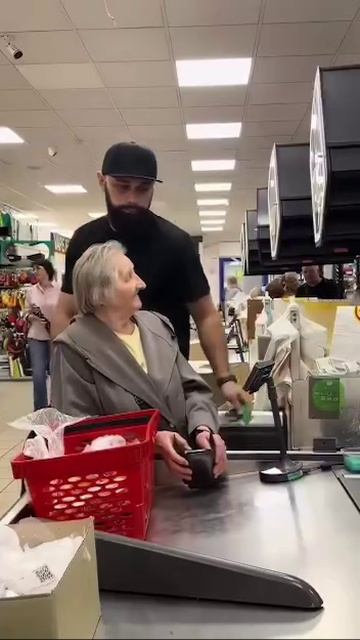 Парень оплачивает покупки старикам.