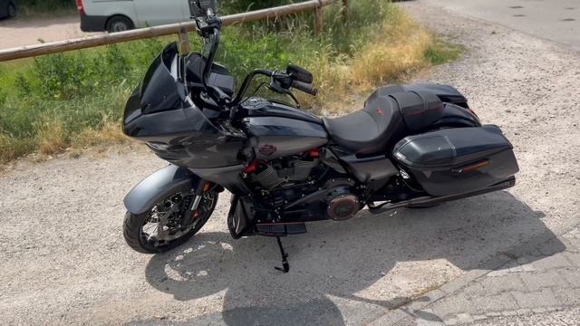 Harley Davidson Road CVO 2025 Raven Fade