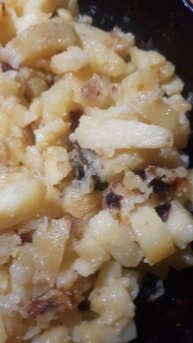 Выходные. Жарю картошку. Приятного аппетита.