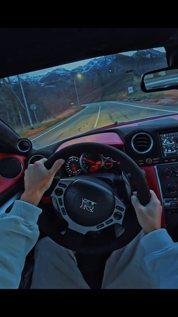 Подъем в горы по серпантину на Nissan GT-R от первого лица