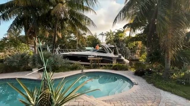 Подводная лодка всплыла возле нашей яхты в Майами  При налоги интересно