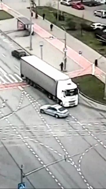 Сотрудник ДПС смог остановить фуру на ходу в городе