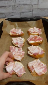 брускетты с беконом, бутерброды