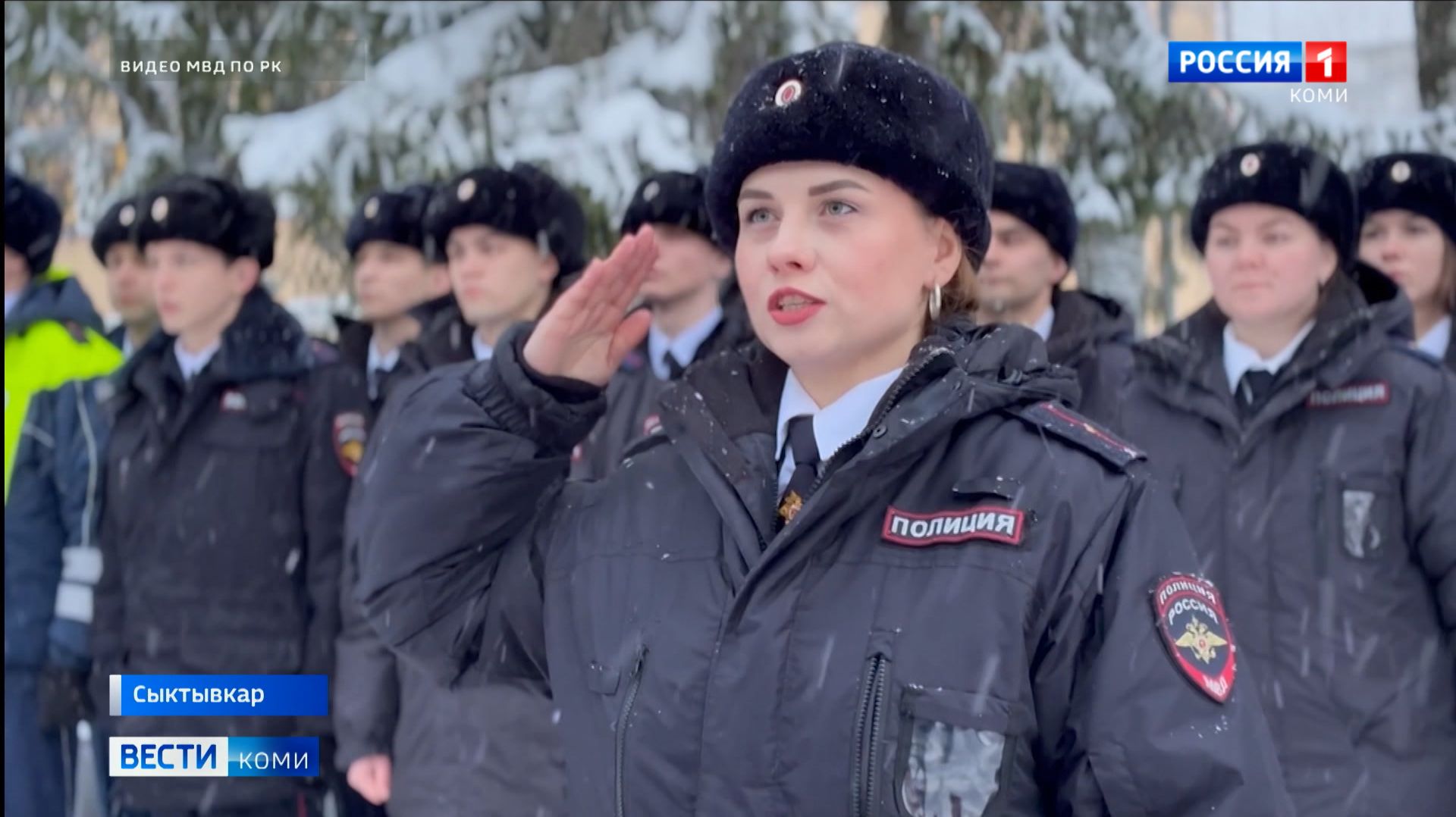 В День Конституции России 85 молодых полицейских приняли Присягу