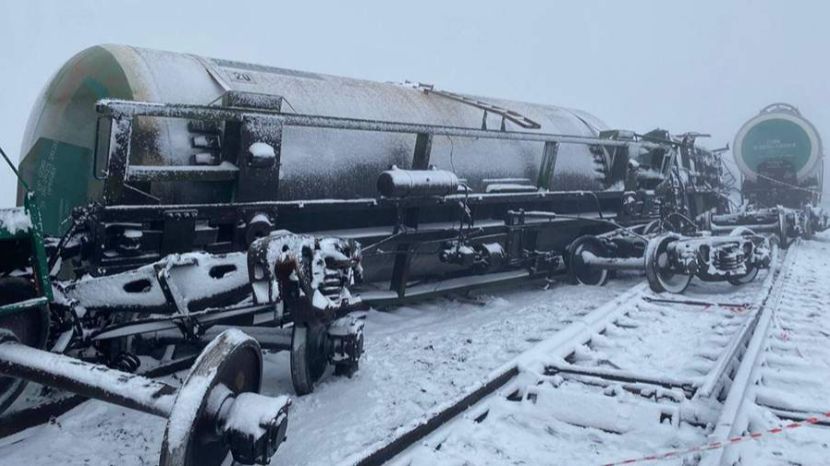 Три цистерны с пропаном-бутаном сошли с рельсов в Оренбургской области