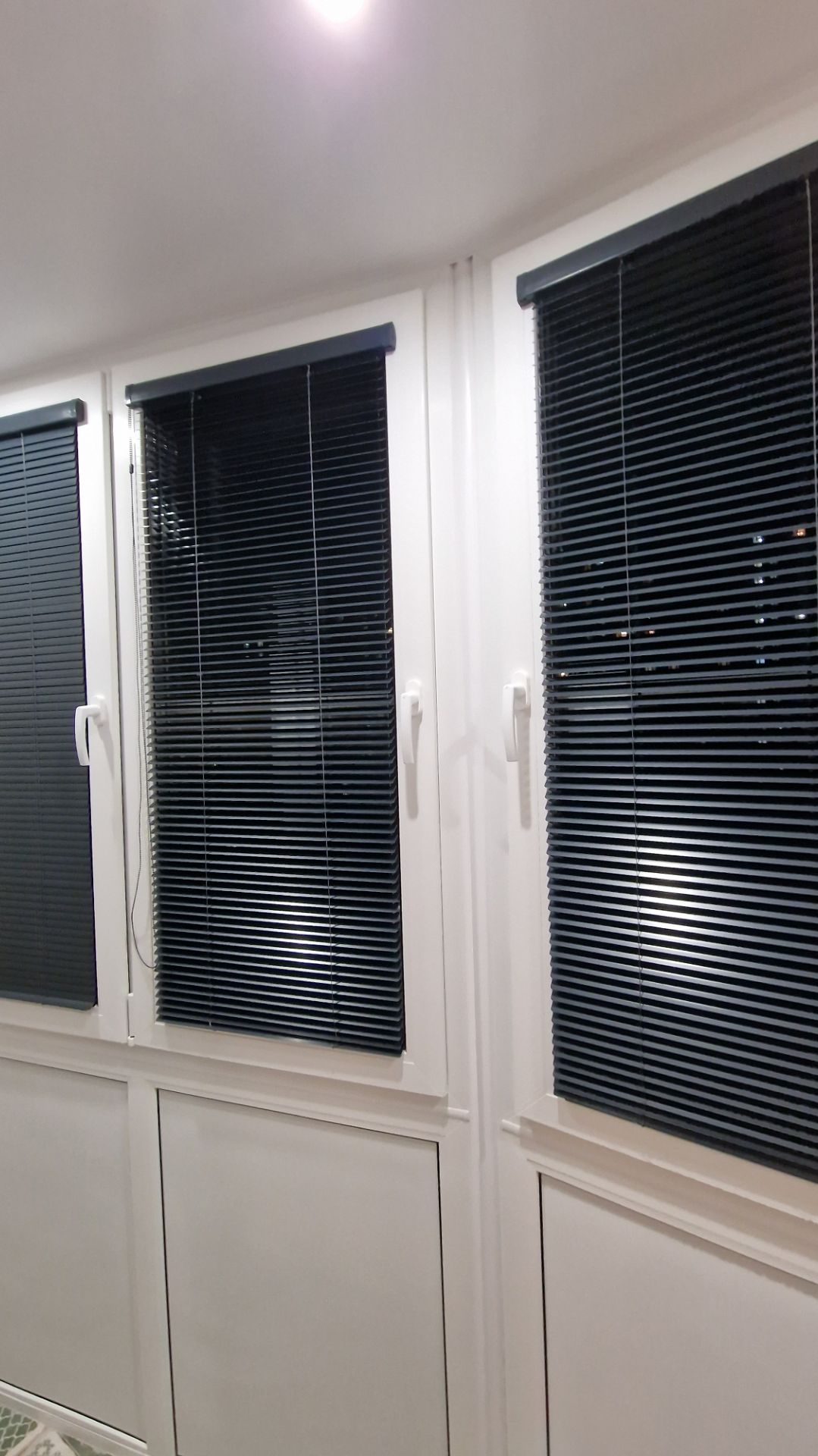 Кассетные алюминиевые жалюзи 25мм Исотра 2. Цвет 7016