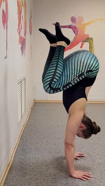 Стойка на руках - группировка от стены